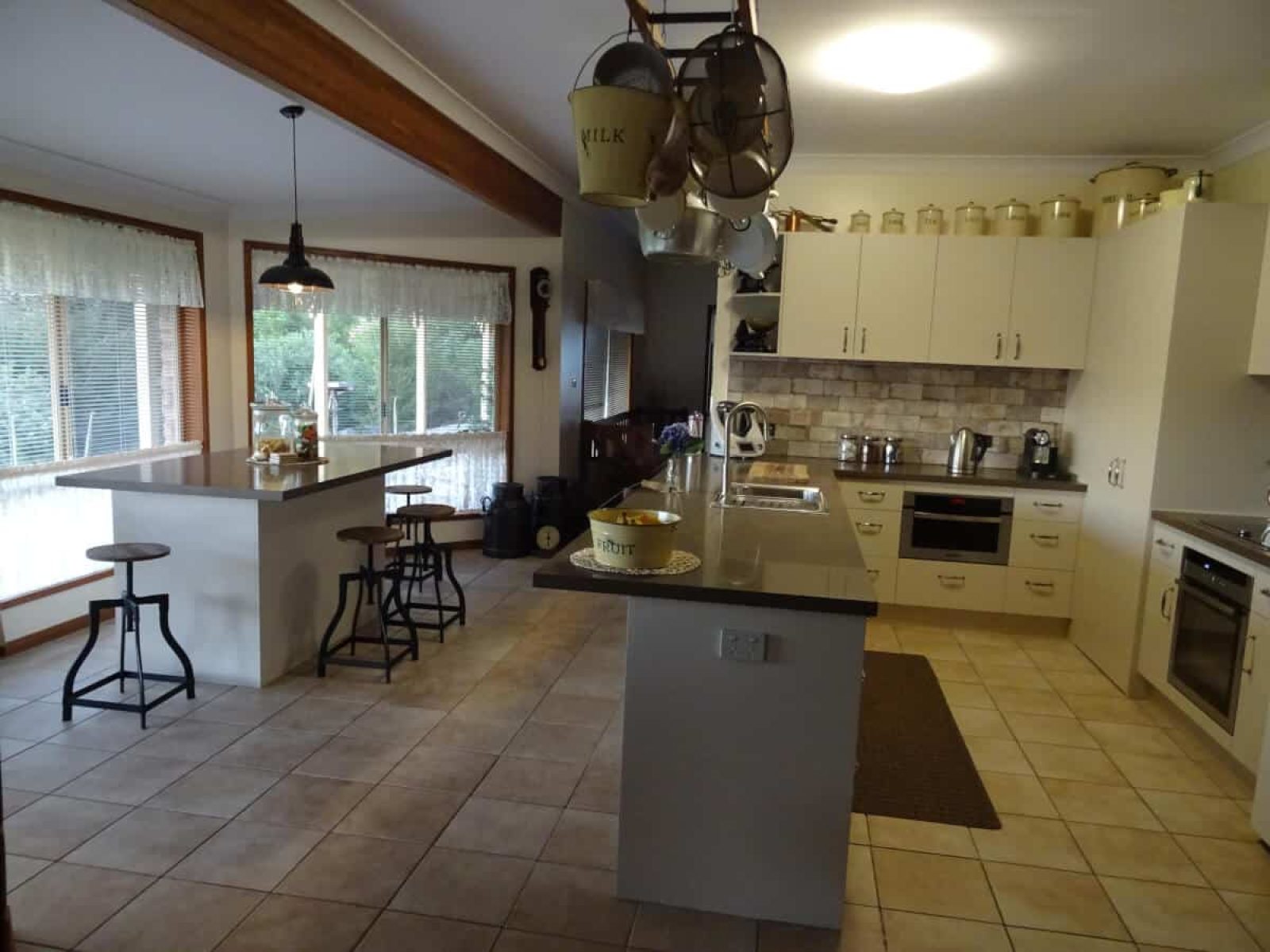 Lyndy-Keehn-More-Photos-of-Kitchen-with-island-bench